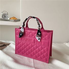 حقيبة يد نسائية مربعه الحجم بتصميم عصري