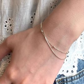 سوار نسائي بتصميم يجمع بين سلسلة ناعمة وأخرى مرصعة بخرزات وسلسلة قابلة للتعديل تنتهي على شكل دمعة