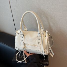 شنطة نسائي مرصعة بالمسامير