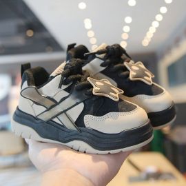 حذاء رياضي متين بنعال مرن يساعد على حركة سلسة للاطفال