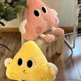 لعبة دمئ لـللإطفال ناعمة ومحشوة بشكل مثلث جبن كرتوني، تتميز بملامح وجه لطيفة وأذرع وأرجل صغيرة