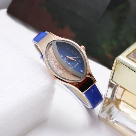 ساعة نسائية بيضاوية