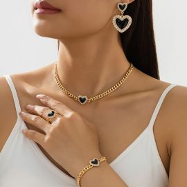 طقم أقراط وقلادة وأساور على شكل قلب أنيق