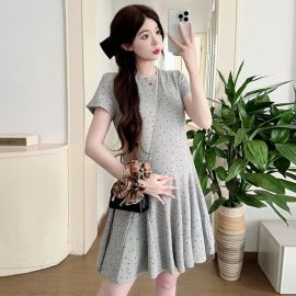 فستان نسائي قصير منقط بكسرات،بأكمام قصيرة، يتميز بتصميم فضفاض يناسب جميع مراحل الحمل، ويأتي مع شورت داخلي