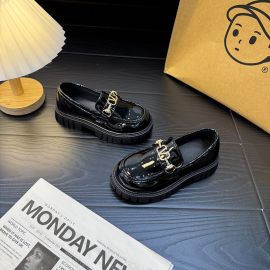 حذاء للبنات من الجلد الامع بتصميم كلاسيكي