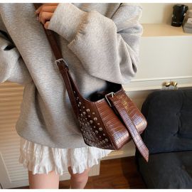 حقيبة نسائية مع حزام على شكل مشبك مرصعة بمسامير فضية