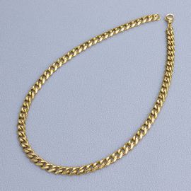 قلادة نسائية بتصميم سلسلة ذهبية تميز بحلقات سميكة ومتشابكة