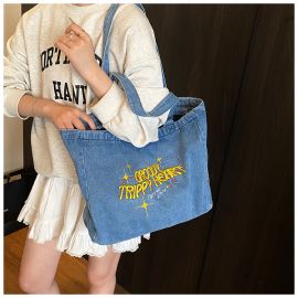 شنطة كتف نسائي منقوشه بحروف