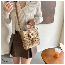 شنطة يد نسائي على شكل سله مزينه بورده