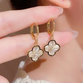 اقراط نسائي عصرية