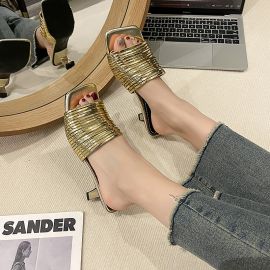 حذاء نسائي بكعب صغير