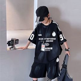 طقم  بتصميم رياضي بتيشيرت مع شورت خفيف مناسب للاستخدام اليومي للأولاد