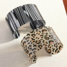 سوار مفتوح وعريض بنقشات مختلفة للسيدات