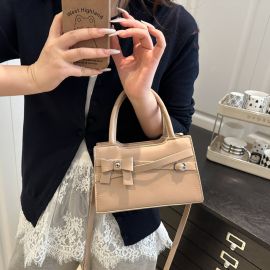 شنطة نسائي مربعه الحجم مع حزام كتف