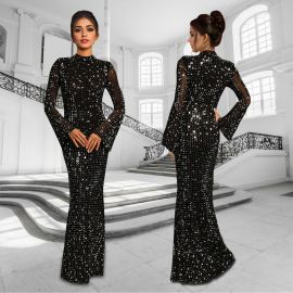 فستان سهرة طويل بتصميم محتشم بياقة عالية وأكمام واسعة من الأطراف  مزين بالترتر اللامع