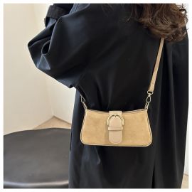 شنطة يد نسائي مزينه بحزام