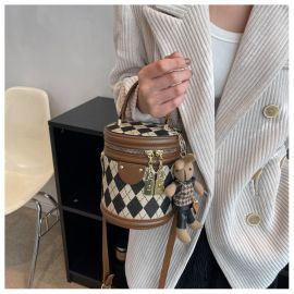 حقيبة يد نسائية بتصميم أسطواني مع قلادة