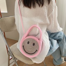 حقيبة قش مناسبة مزينة بوجه مبتسم