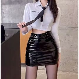 تنورة نسائية قصيره جلدية لامعة  