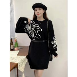 فستان نسائي قصير مزين برسوم