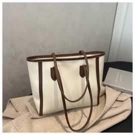 شنطة كتف للسيدات بتصميم ساده