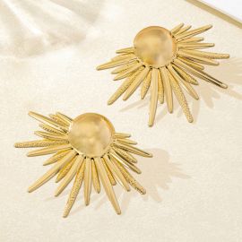 اقراط نسائي على شكل نصف شمس