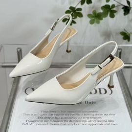 أحذية نسائية بكعب عالٍ مقدمة مدببة، ظهر مفتوح