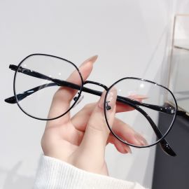 نظارات نسائي ذات إطار معدني
