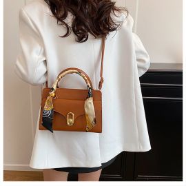 شنطة نسائيه ناعمه مع وشاح حريري