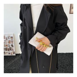 شنطه نسائي صغيره الحجم مزينه بعقده ذهبيه