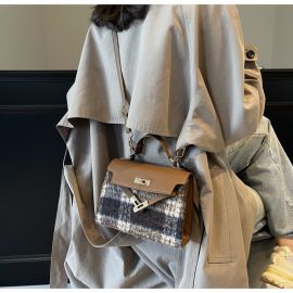 حقيبة ايرمز صغيره الحجم بتصميم كاروهات