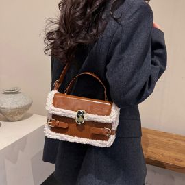 شنطة يد نسائيه مزينه بفرو