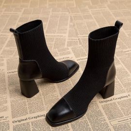 حذاء بكعب سميك بنمط جوارب محيطة للقدم مع مقدمة جلدية أنيقة ولمسة تصميمية فاخرة