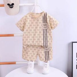 طقم بيجامة صيفي للأولاد بتصميم خطوط جانبية مميزة مكون من قطعتين