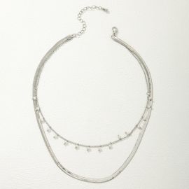 قلادة نسائية عصرية متعددة الطبقات تتميز بتصميم فريد يجمع بين سلسلة مسطحة وعريضة على شكل ثعبان وسلسلة رفيعة مزينة بحبات لؤلؤية صغيرة متدلية