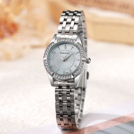 ساعة لامعة وساحرة برأس دائري وبتصميم عصري ومبتكر