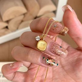 قلادة نسائية صغيرة على شكل مكعب سكر، قلادة خفيفة فاخرة عالية الجودة