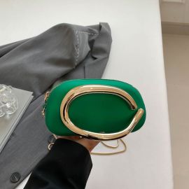 حقيبة كلاتش ذات تصميم عصري