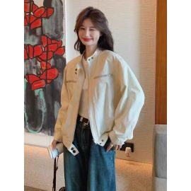 جاكت نسائي بتصميم عصرييتميز بأزرار وجيوب بسحابات فضية على الصدر