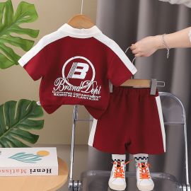 طقم ولادي بنمط رياضي