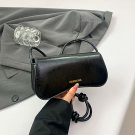 شنطه نسائي صغيره الحجم بحزام قابل للتعديل