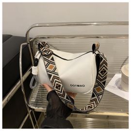 حقيبة نسائي بحزام منقوش