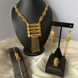 طقم مجوهرات ذهبي أنيق بتفاصيل لامعة وتصميم جريء يناسب السهرات والمناسبات