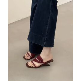 حذاء نسائي بكعب كلاسيكي