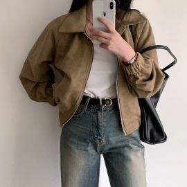 جاكيت قصير من الجلد الصناعي بتصميم ياقة مقلوبة مع سحاب أمامي، بأطراف أكمام مطاطي.