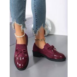 حذاء نسائي كلاسيكي مزين بفيونكا