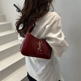 حقيبة نسائي حجم صغير بتصميم عصري 