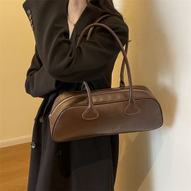 حقيبة كتف جلدية بتصميم أنثوي ناعم لإطلالة متكاملة