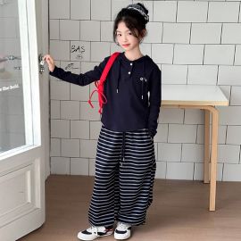 طقم من قطعتين بسترة بغطاء للرأس وبنطلون مخطط للبنات