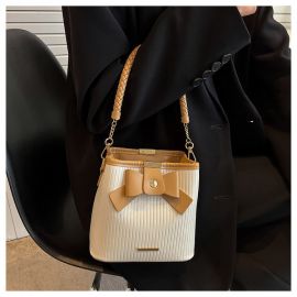 شنطة يد نسائي مزينه بفيونكا 